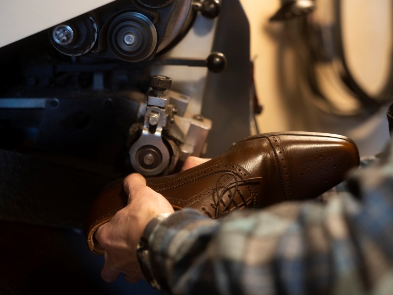 Erfolg mit jedem Stich: CS Softwarelösungen steigern die Effizienz im Taschen-, Schuh- und Bekleidungseinzelhandel